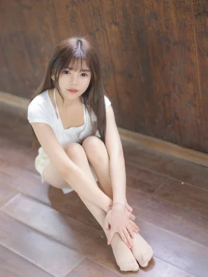 《晴涩-01E》｜森萝财团 · 109张写真、1 个视频