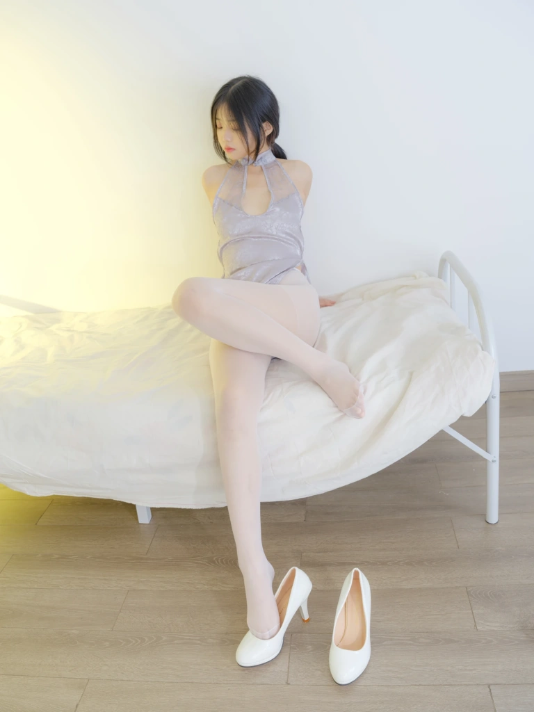 《小樱-01E 4K 白丝旗袍》｜森萝财团 · 101张写真、1 个视频