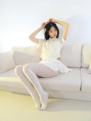 《小樱-02E 4K 白丝T恤短裙》｜森萝财团 · 100张写真、1 个视频
