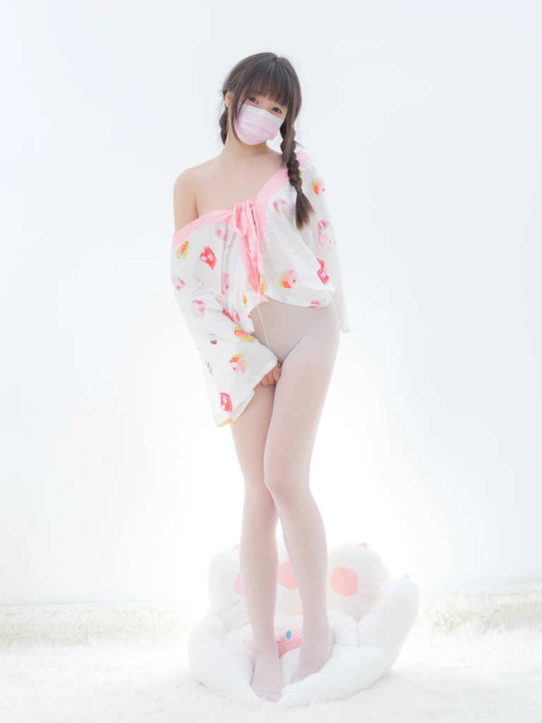 《春雪-03E 4K》｜森萝财团 · 112张写真、2 个视频