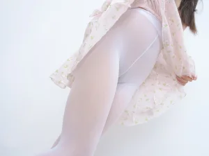 《春雪-04E 4K》｜森萝财团 · 110张写真、2 个视频