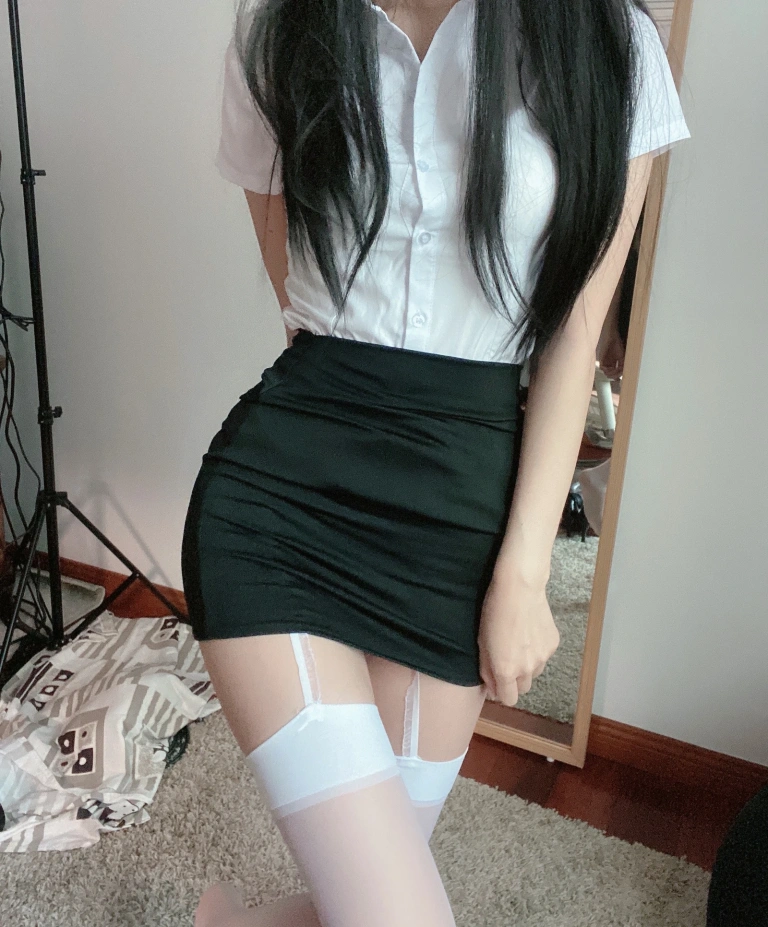 《OL》｜51酱 · 20张写真、2 个视频