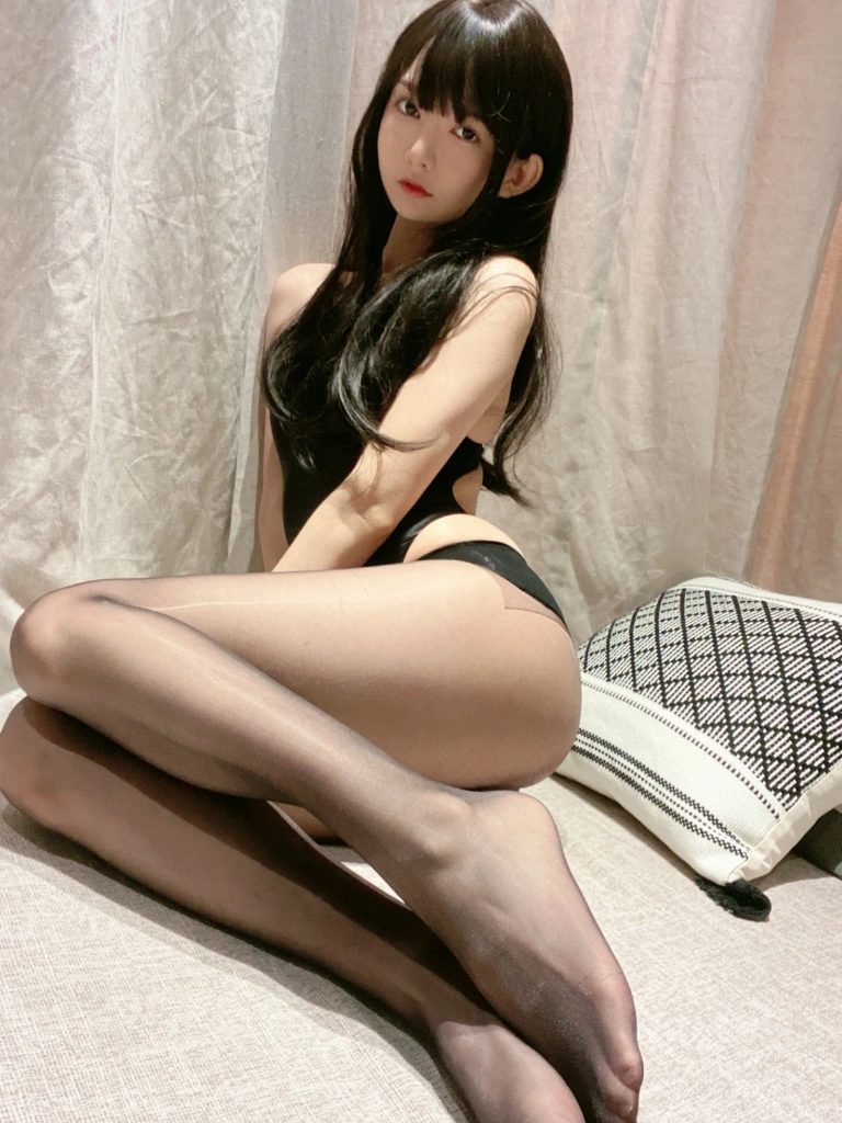 《黑红泳装》｜51酱 · 72张写真、2 个视频
