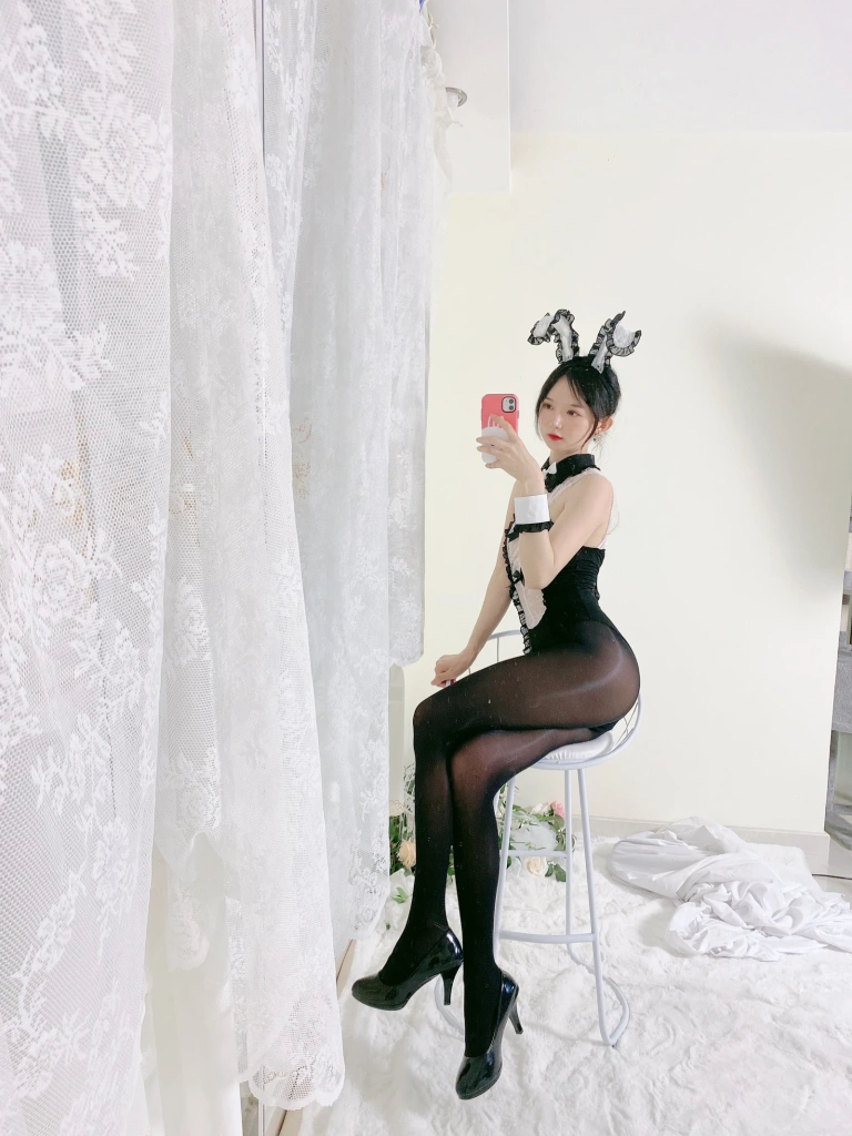 《油光袜》｜51酱 · 59张写真、4 个视频