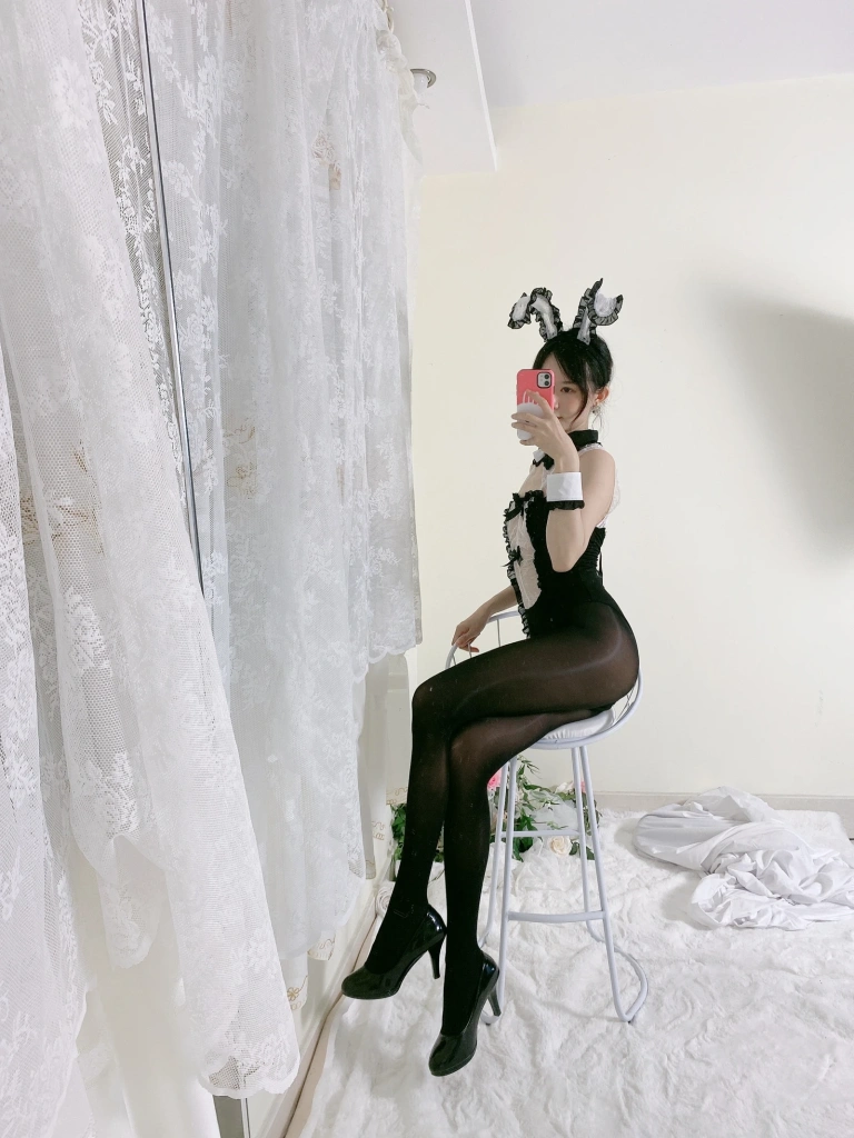 《油光袜》｜51酱 · 59张写真、4 个视频