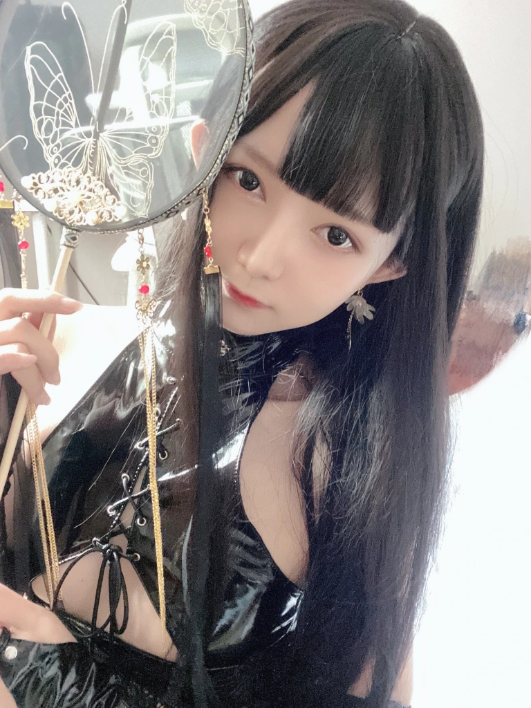《靡烟》｜51酱 · 35张写真