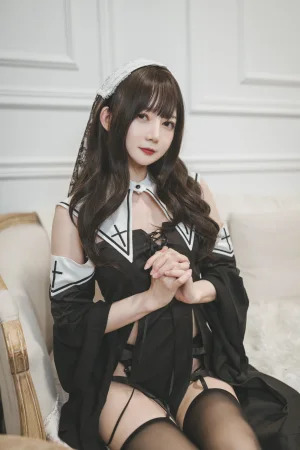 《修女》｜51酱 · 33张写真