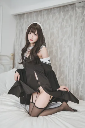 《修女》｜51酱 · 33张写真