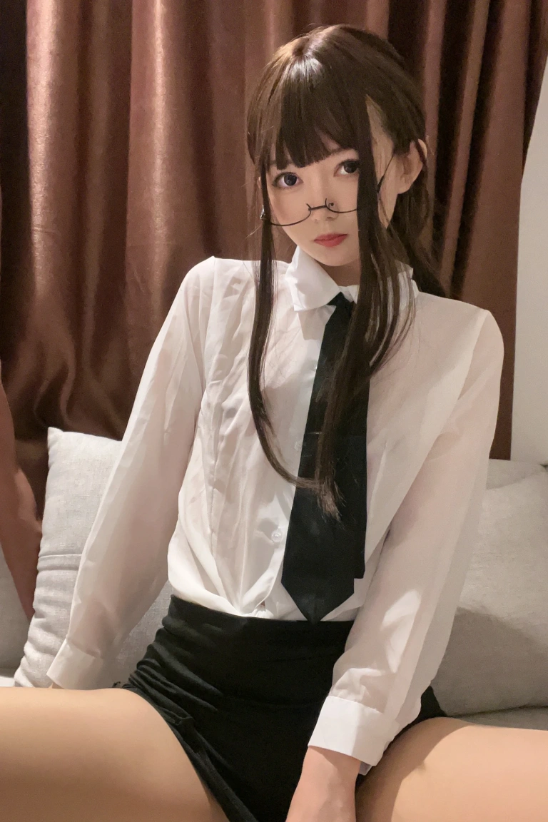 《真空无内肉丝》｜51酱 · 52张写真、7 个视频