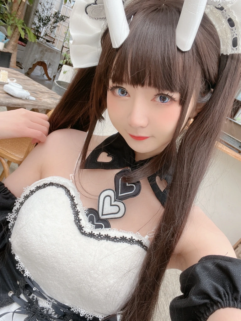 《2023年02月真爱粉》｜51酱 · 68张写真、6 个视频