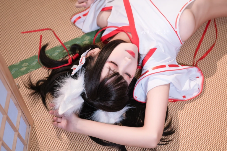 《狐巫女》｜三度_69 · 33张写真、2 个视频