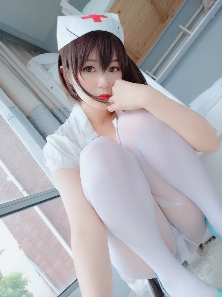 《白丝小护士》｜白银81 · 51张写真、4 个视频