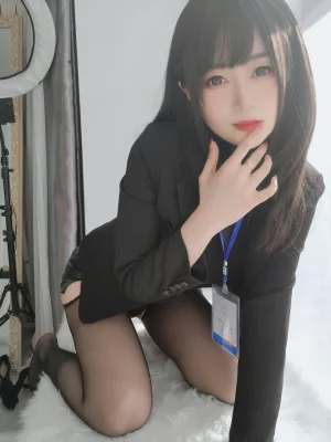 《职场新人》｜白银81 · 118张写真、7 个视频
