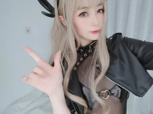 《皮衣小恶魔》｜白银81 · 84张写真、6 个视频