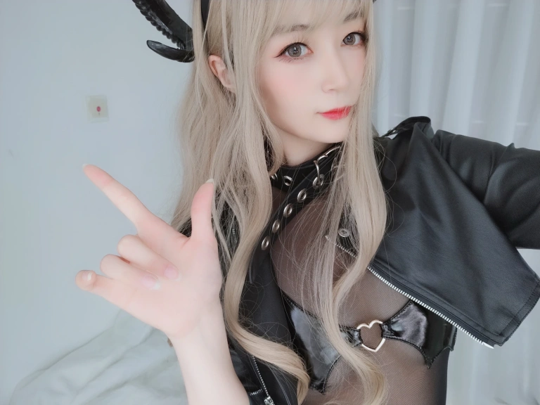 《皮衣小恶魔》｜白银81 · 84张写真、6 个视频