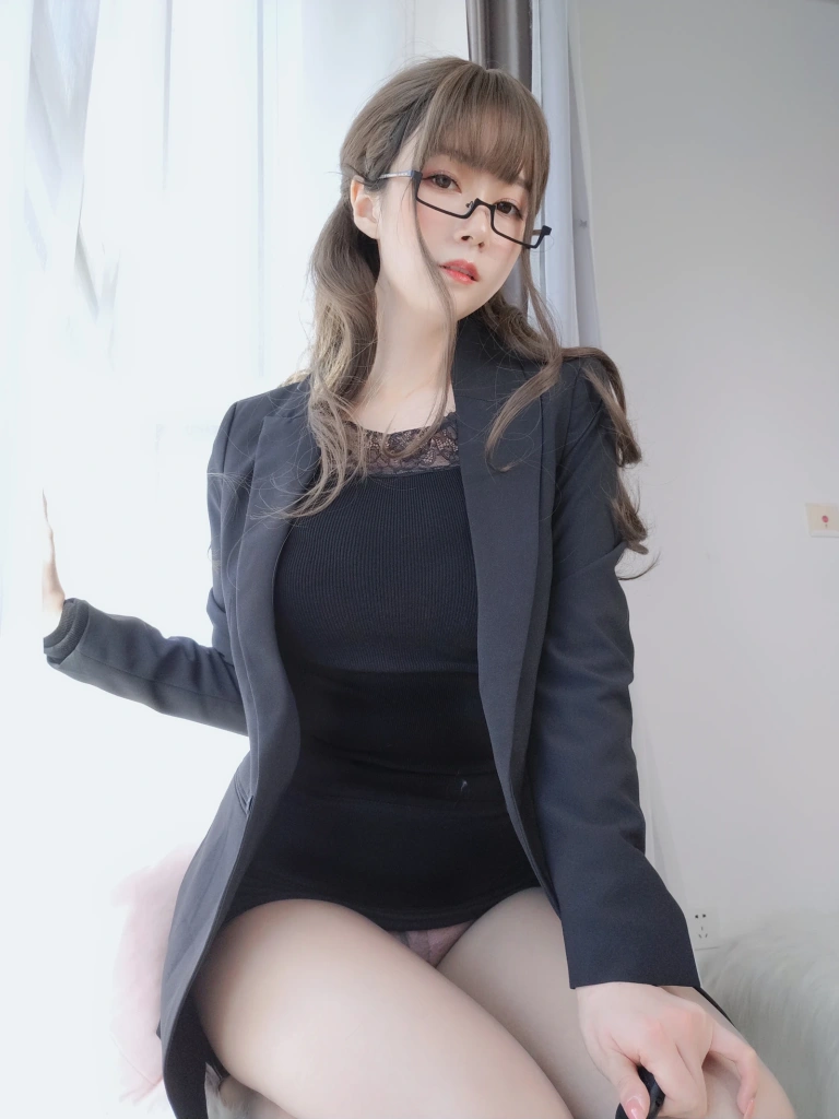 《黑西服》｜白银81 · 136张写真、7 个视频