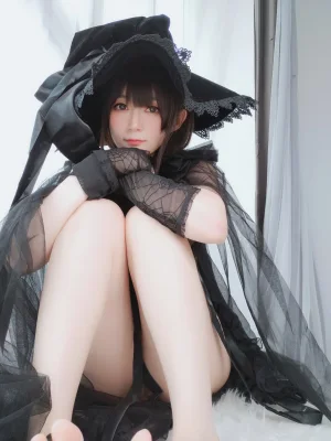 《自撮り Vol.44 见习魔女》｜白银81 · 126张写真、6 个视频