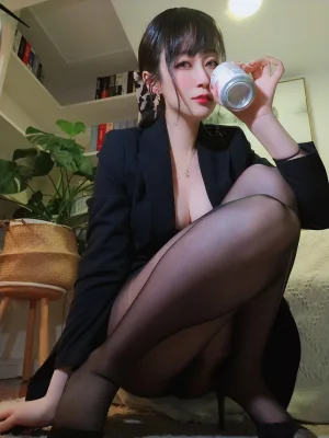 《自撮り Vol.49 西服自摄》｜白银81 · 70张写真、2 个视频