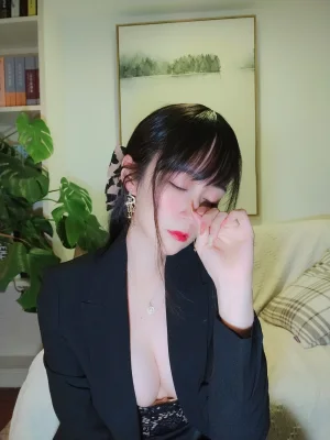《自撮り Vol.49 西服自摄》｜白银81 · 70张写真、2 个视频