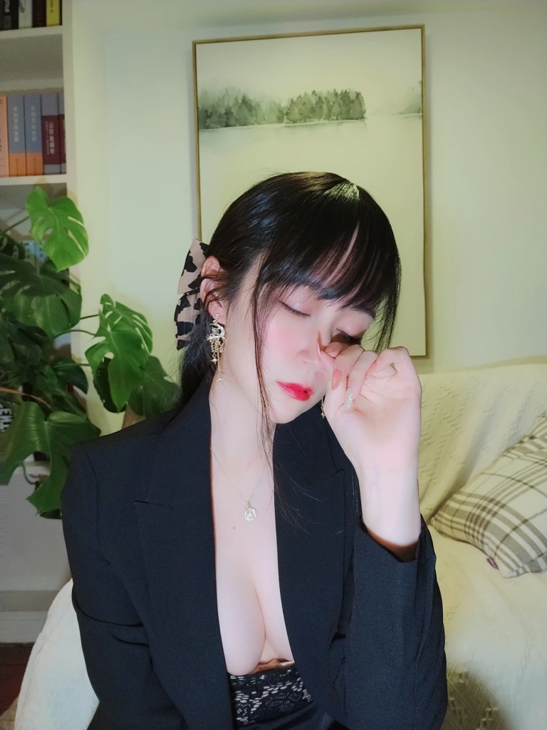 《自撮り Vol.49 西服自摄》｜白银81 · 70张写真、2 个视频