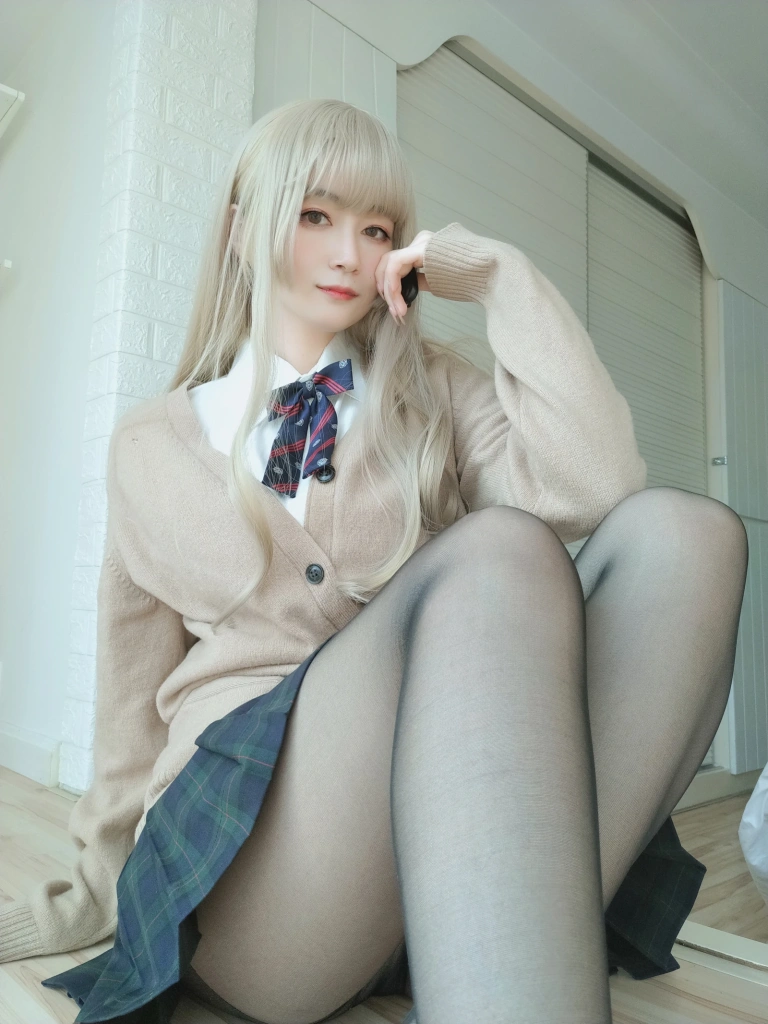 《自撮り Vol.53 灰色空间》｜白银81 · 91张写真、1 个视频