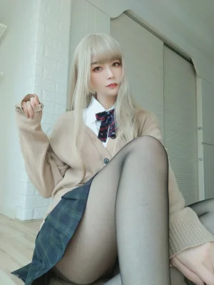 《自撮り Vol.53 灰色空间》｜白银81 · 91张写真、1 个视频