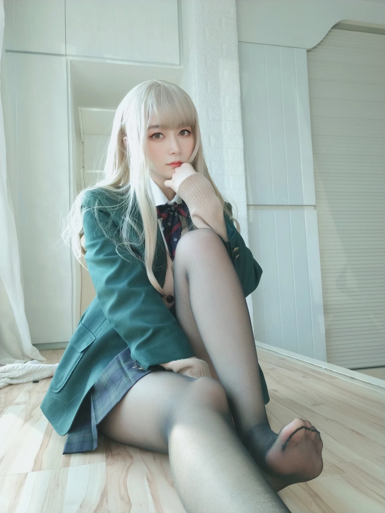 《自撮り Vol.53 灰色空间》｜白银81 · 91张写真、1 个视频