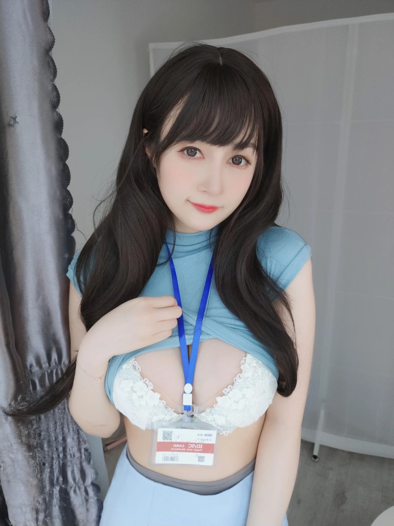 《巨乳の後輩》｜白银81 · 183张写真、7 个视频