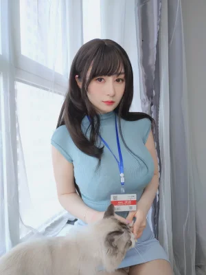 《巨乳の後輩》｜白银81 · 183张写真、7 个视频