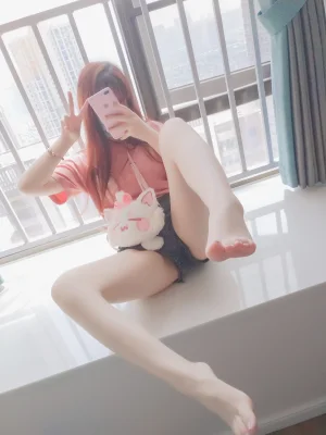 《自撮りVol.21 美腿美足美臀》｜雪晴Astra · 178张写真、2 个视频