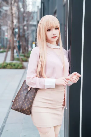 《金发职人OL》｜雪晴Astra · 59张写真、1 个视频