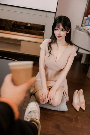 《洗浴店 杏色工作服A字裙》｜雪晴Astra · 86张写真、1 个视频