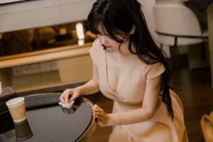 《洗浴店 杏色工作服A字裙》｜雪晴Astra · 86张写真、1 个视频