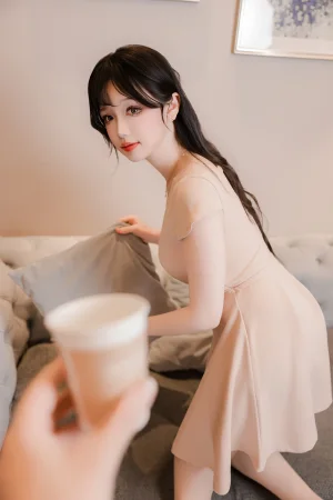 《洗浴店 杏色工作服A字裙》｜雪晴Astra · 86张写真、1 个视频