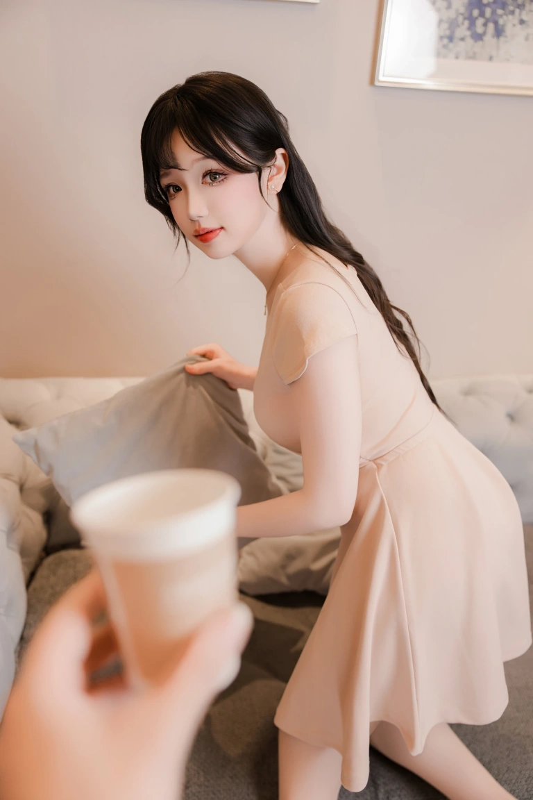 《洗浴店 杏色工作服A字裙》｜雪晴Astra · 86张写真、1 个视频