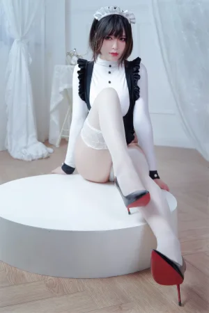 《纯白女仆》｜半半子 BANBANKO · 45张写真