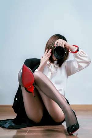 《OL自撮》｜半半子 BANBANKO · 28张写真、2 个视频