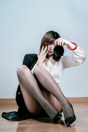 《OL自撮》｜半半子 BANBANKO · 28张写真、2 个视频