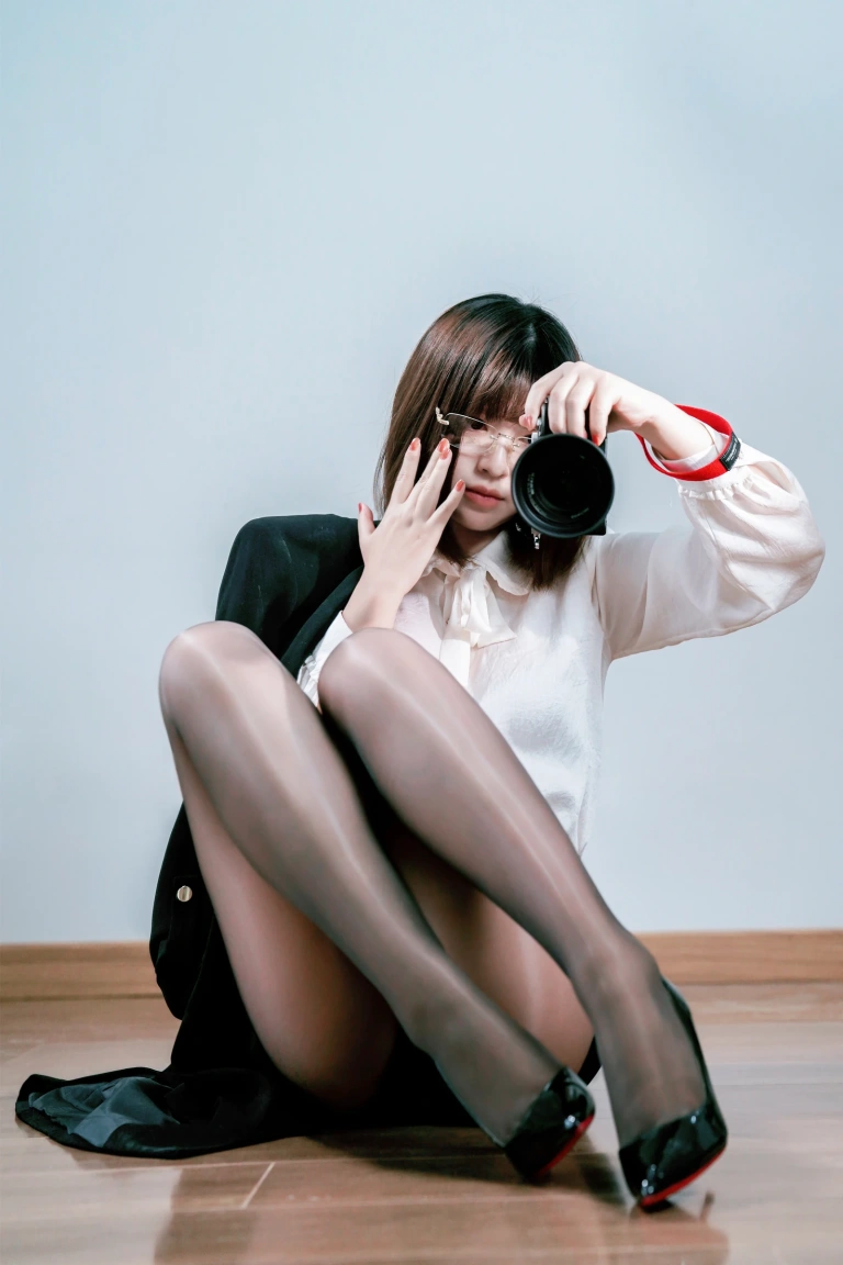 《OL自撮》｜半半子 BANBANKO · 28张写真、2 个视频