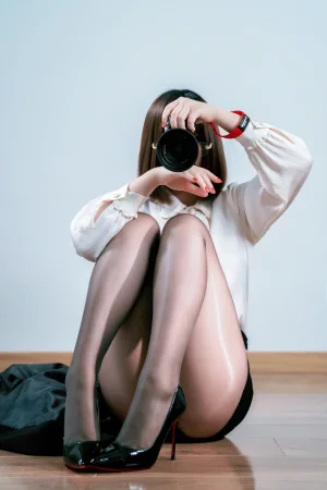 《OL自撮》｜半半子 BANBANKO · 28张写真、2 个视频