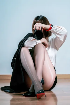 《OL自撮》｜半半子 BANBANKO · 28张写真、2 个视频