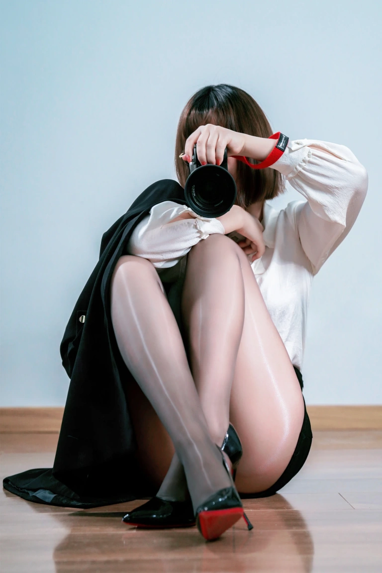 《OL自撮》｜半半子 BANBANKO · 28张写真、2 个视频