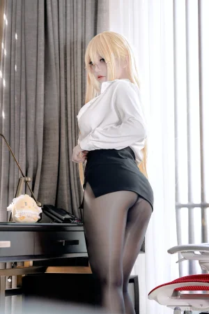 《怨仇 办公室的意外》｜半半子 BANBANKO · 55张写真、1 个视频