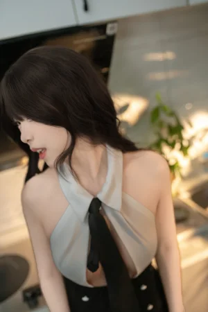 《小职员》｜Bangni邦尼 · 83张写真