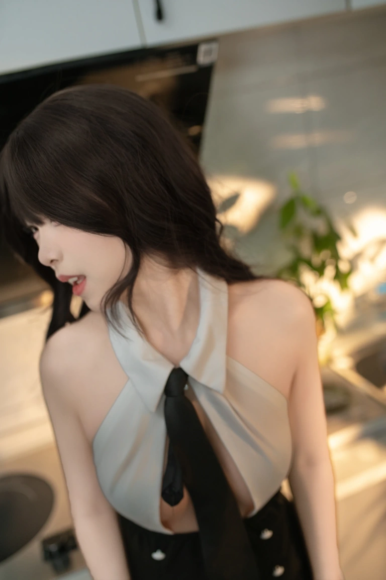 《小职员》｜Bangni邦尼 · 83张写真