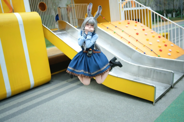 《兔子警官》｜Bangni邦尼 · 72张写真、8 个视频