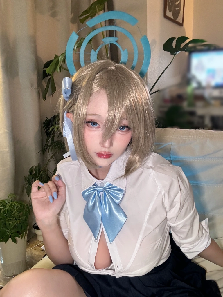 《明日奈制服自拍》｜切切celia · 17张写真、7 个视频