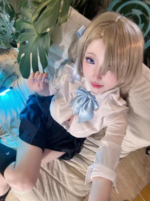 《明日奈制服自拍》｜切切celia · 17张写真、7 个视频