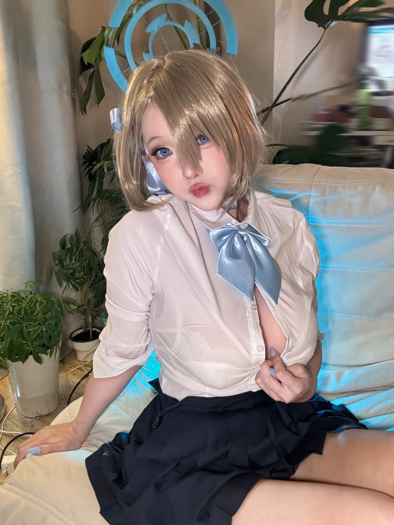 《明日奈制服自拍》｜切切celia · 17张写真、7 个视频