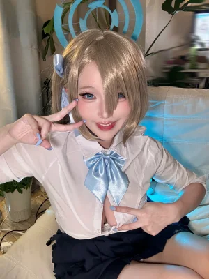 《明日奈制服自拍》｜切切celia · 17张写真、7 个视频